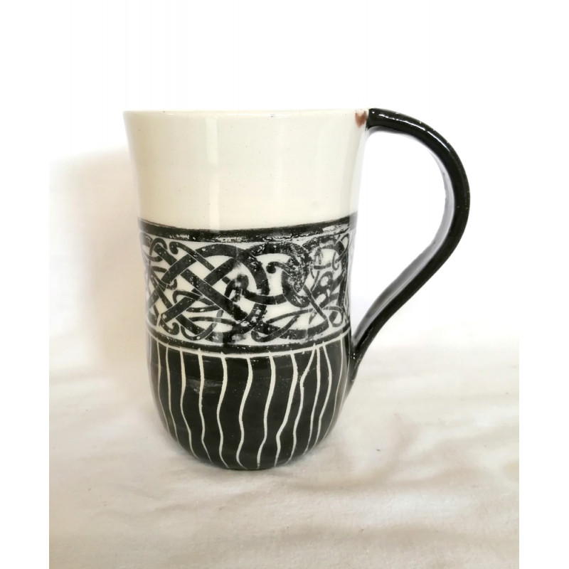 Grand mug ansé motif celtique, blanc et noir - MA41