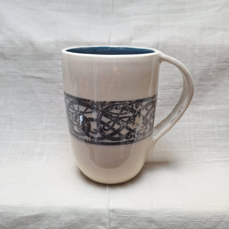 Grand mug ansé motif celtique, série bleu-blanc - MA01