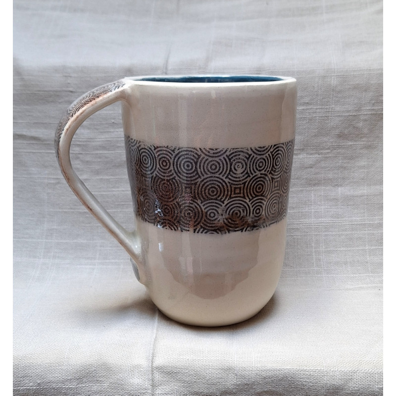 Grand mug ansé motif géométrique, blanc, noir et ocre- MA02