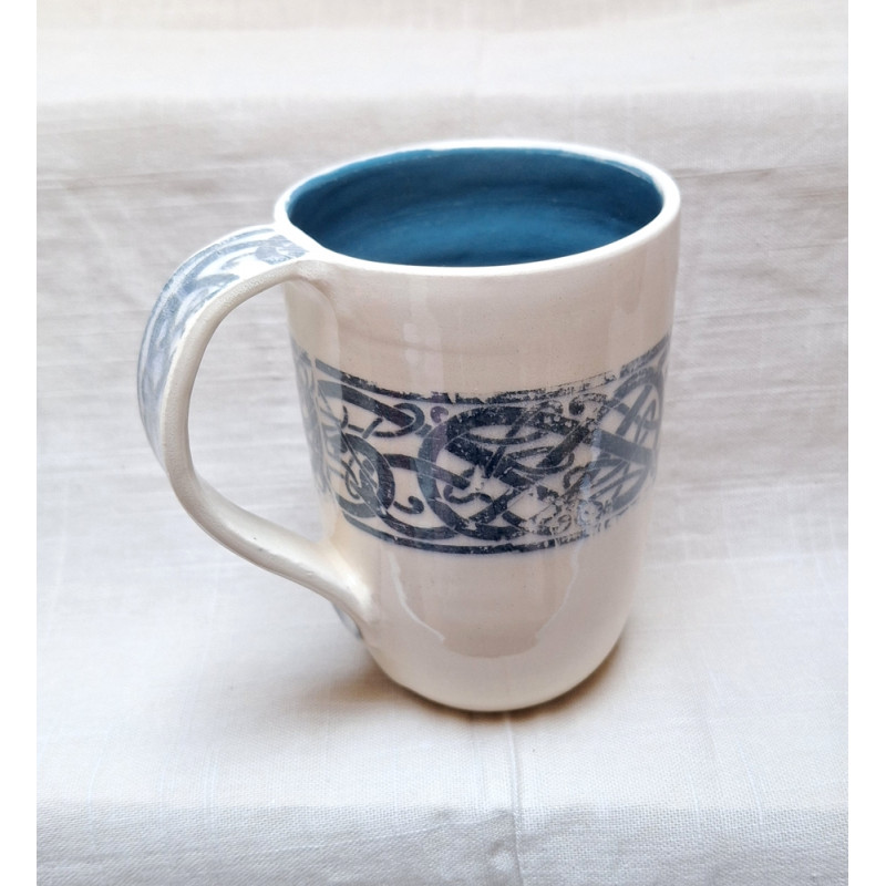 Grand mug ansé motif celtique, série bleu-blanc MA05